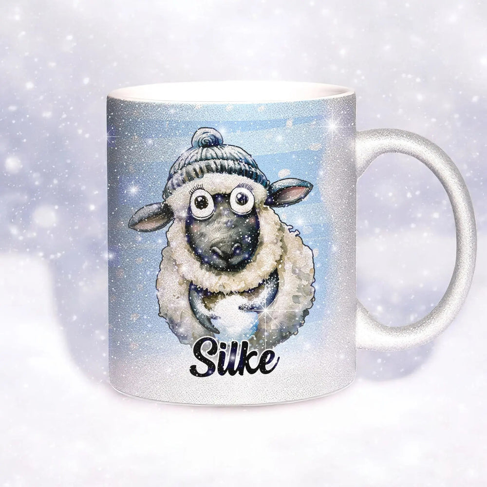 Glitzertasse - Winterliches Schaf - Wunschnamen Tasse - Weihnachten - Silber Glitzer - Personalisierbar - Sunnywall - Individualität trifft Design