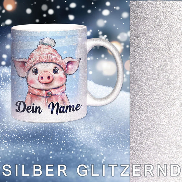 Glitzertasse - Winterliches Schweinchen - Wunschnamen Tasse - Weihnachten - Silber Glitzer - Personalisierbar - Sunnywall - Individualität trifft Design