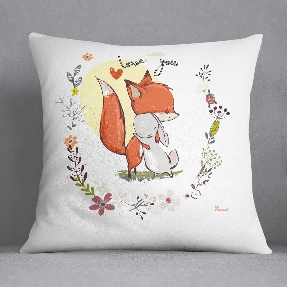 Kissen Fuchs Hase – Liebevolles Kissen mit Umarmung und Blumenkranz - Sunnywall - Individualität trifft Design