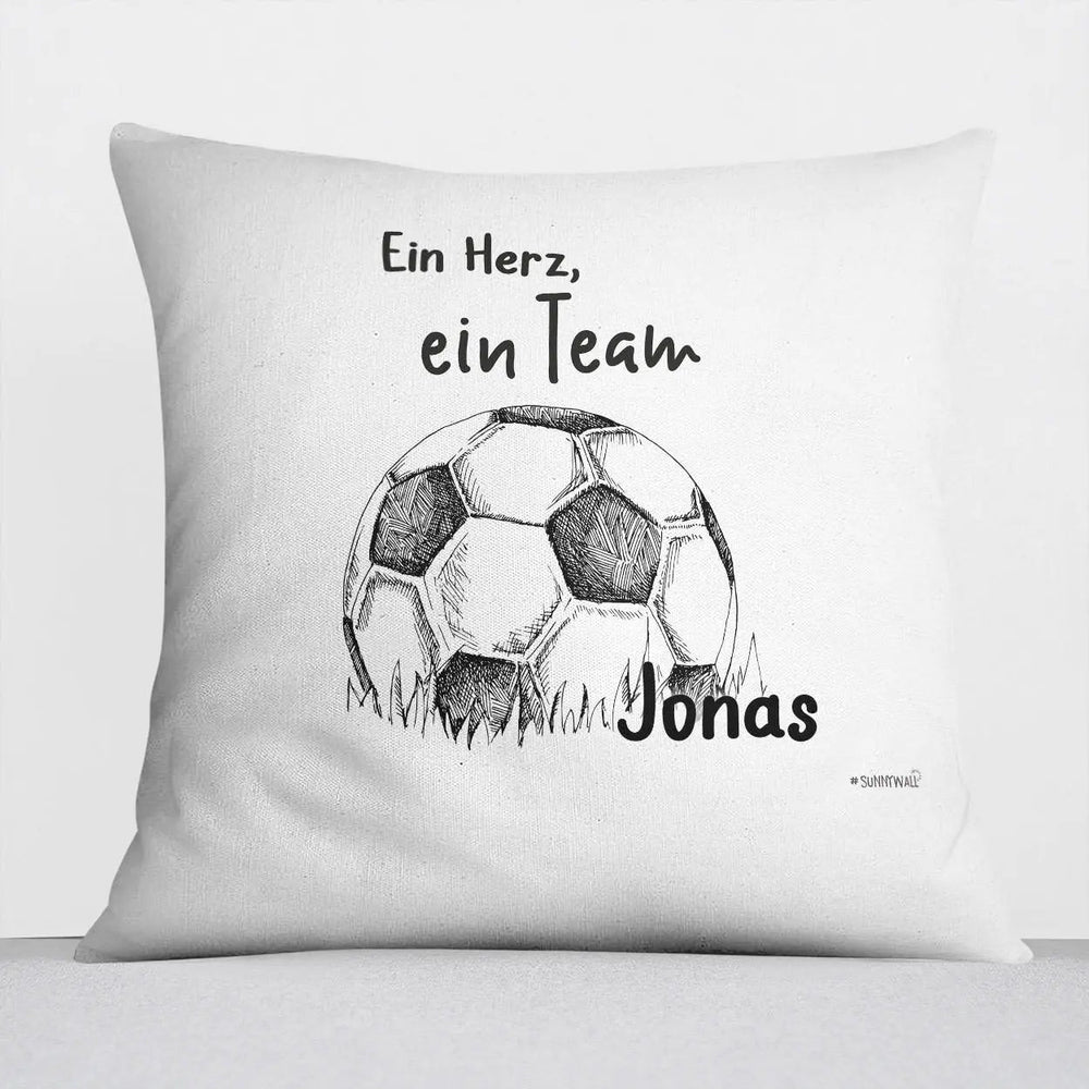 Kissen mit Reißverschluss Fußball Ein Herz ein Team – Personalisiert mit Namen - Sunnywall - Individualität trifft Design