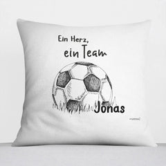 Kissen mit Reißverschluss Fußball Ein Herz ein Team – Personalisiert mit Namen - Sunnywall - Individualität trifft Design
