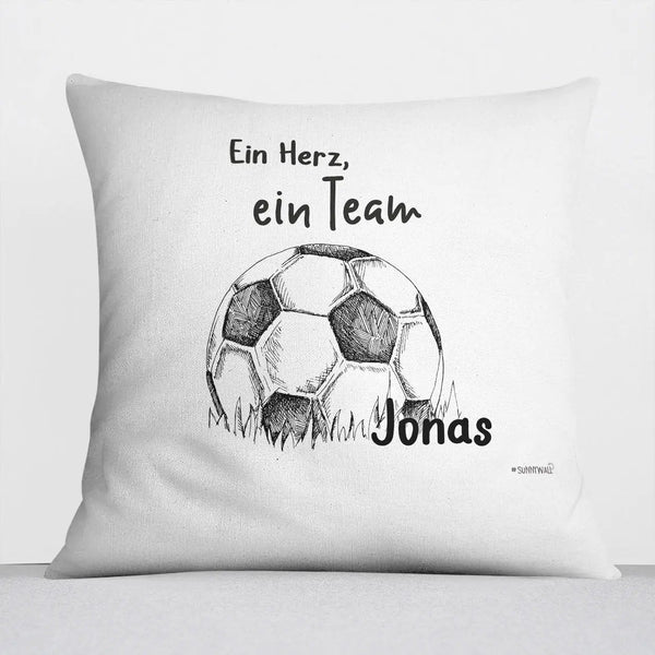Kissen mit Reißverschluss Fußball Ein Herz ein Team – Personalisiert mit Namen - Sunnywall - Individualität trifft Design