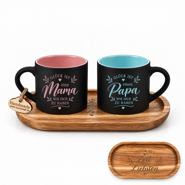 Mama & Papa Tassen-Set „Glück ist, dich zu haben“ mit graviertem Akazienholzbrett - Sunnywall - Individualität trifft Design