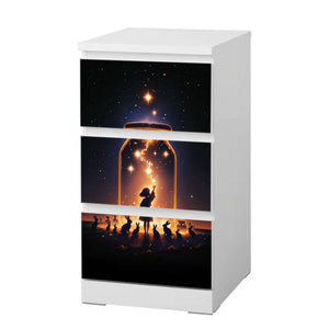 Möbelfolie IKEA MALM Anime Sternenfänger – Magisches Mädchen mit Sternen im Glas - Sunnywall - Individualität trifft Design