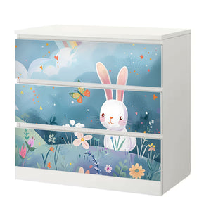Möbelfolie IKEA Malm Hase – niedliches Design auf Blumenwiese mit Regenbogen - Sunnywall - Individualität trifft Design