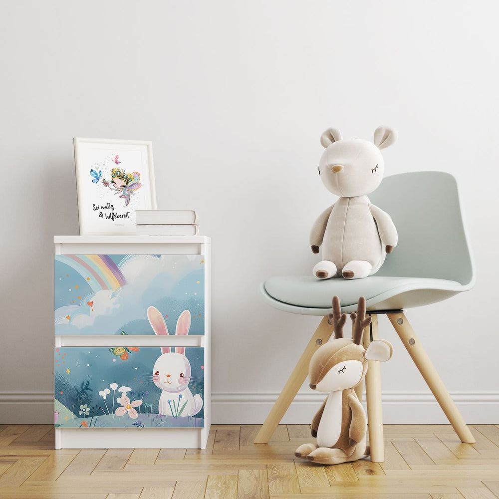 Möbelfolie IKEA Malm Hase – niedliches Design auf Blumenwiese mit Regenbogen - Sunnywall - Individualität trifft Design