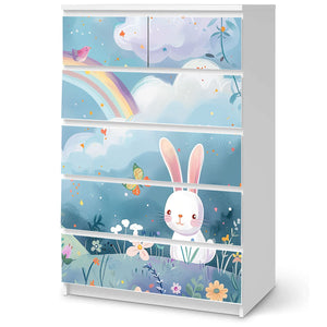 Möbelfolie IKEA Malm Hase – niedliches Design auf Blumenwiese mit Regenbogen - Sunnywall - Individualität trifft Design