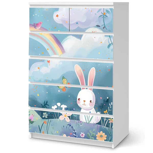 Möbelfolie IKEA Malm Hase – niedliches Design auf Blumenwiese mit Regenbogen - Sunnywall - Individualität trifft Design