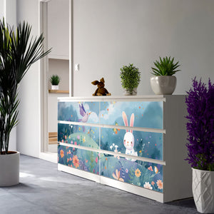 Möbelfolie IKEA Malm Hase – niedliches Design auf Blumenwiese mit Regenbogen - Sunnywall - Individualität trifft Design