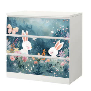 Möbelfolie IKEA Malm Hasen – liebevolles Bergwiese-Motiv fürs Kinderzimmer - Sunnywall - Individualität trifft Design
