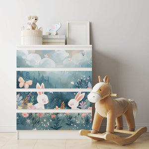 Möbelfolie IKEA Malm Hasen – liebevolles Bergwiese-Motiv fürs Kinderzimmer - Sunnywall - Individualität trifft Design