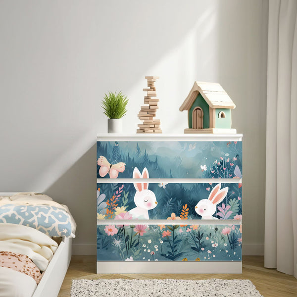 Möbelfolie IKEA Malm Hasen – liebevolles Bergwiese-Motiv fürs Kinderzimmer - Sunnywall - Individualität trifft Design
