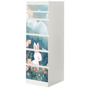 Möbelfolie IKEA Malm Hasen – liebevolles Bergwiese-Motiv fürs Kinderzimmer - Sunnywall - Individualität trifft Design