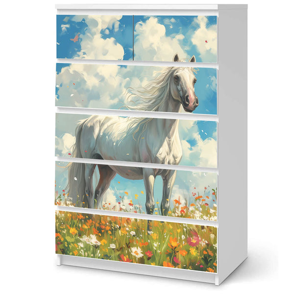 Möbelfolie IKEA Malm Pferd – weißes Pferd auf Blumenwiese mit Sommerhimmel - Sunnywall - Individualität trifft Design