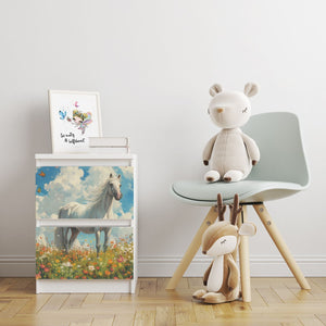 Möbelfolie IKEA Malm Pferd – weißes Pferd auf Blumenwiese mit Sommerhimmel - Sunnywall - Individualität trifft Design