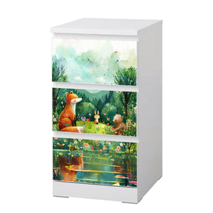 Möbelfolie IKEA Malm Waldtiere – Fuchs, Hase & Bär am Waldrand mit See - Sunnywall - Individualität trifft Design