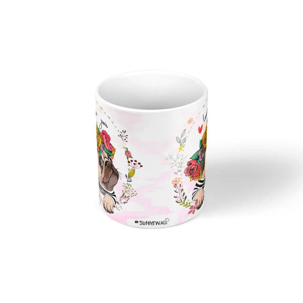 Mops Tasse Love you mit Blumenkranz – Geschenk für Hundefans - Sunnywall - Individualität trifft Design