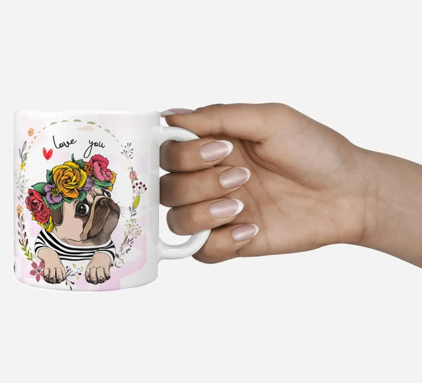Mops Tasse Love you mit Blumenkranz – Geschenk für Hundefans - Sunnywall - Individualität trifft Design