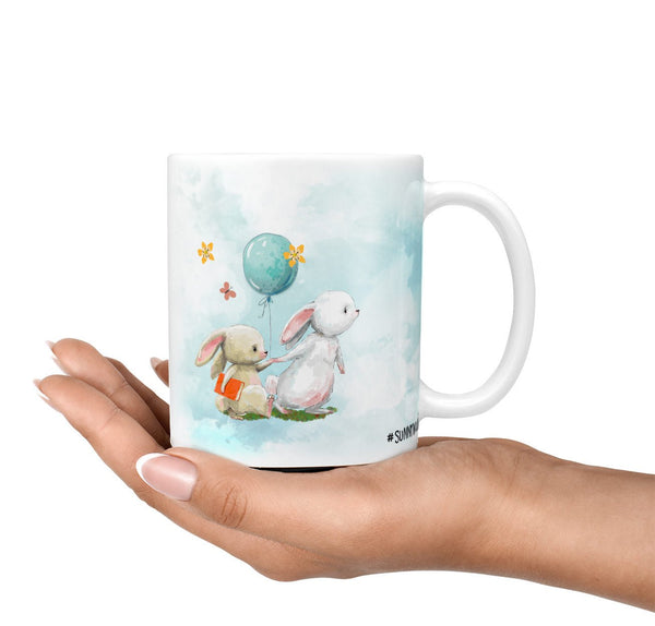 Niedliche Tasse Hase mit Ballon und Buch – Geschenkidee für Tierfreunde - Sunnywall - Individualität trifft Design