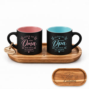 Oma & Opa Tassen-Set „Glück ist, dich zu haben“ mit graviertem Akazienholzbrett - Sunnywall - Individualität trifft Design