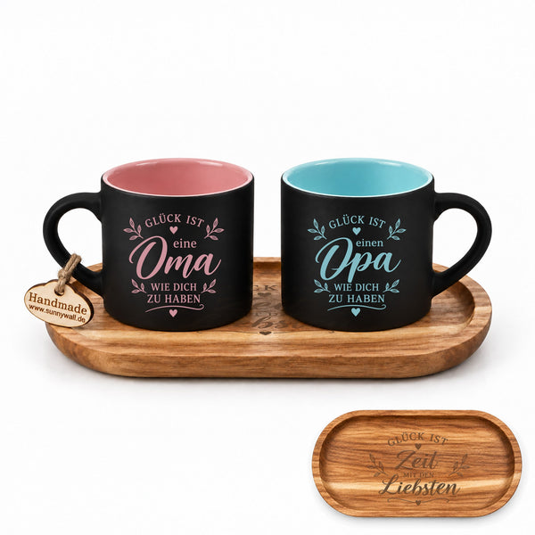 Oma & Opa Tassen-Set „Glück ist, dich zu haben“ mit graviertem Akazienholzbrett - Sunnywall - Individualität trifft Design