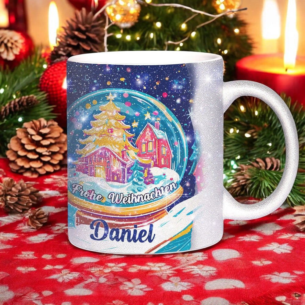 Personalisierte Weihnachtstasse mit Namen – Weihnachtsdorf in Glitzeroptik - Sunnywall - Individualität trifft Design