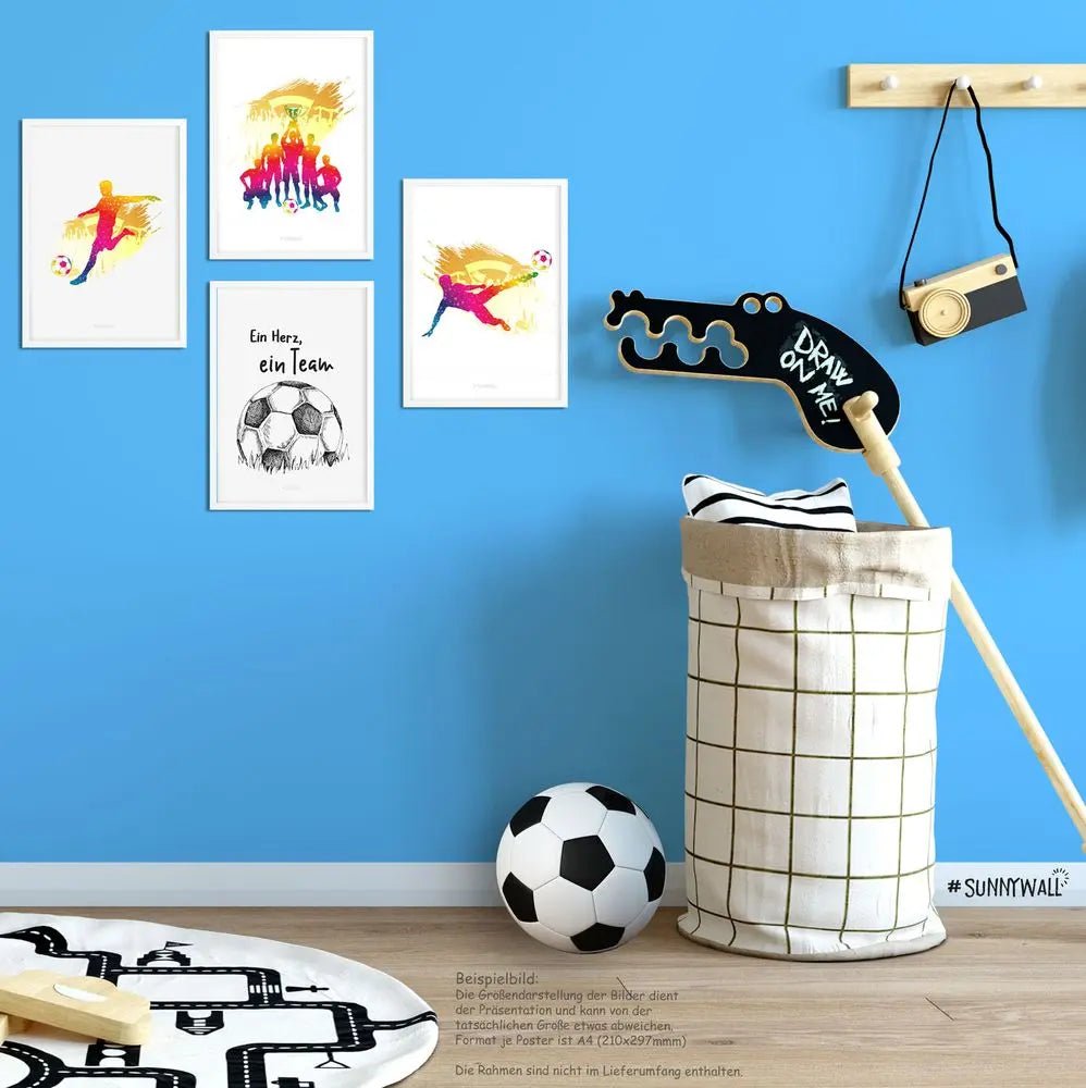 Poster Fussball Set 4-teilig Ein Herz ein Team Spieler Kinderzimmer Deko - Sunnywall - Individualität trifft Design