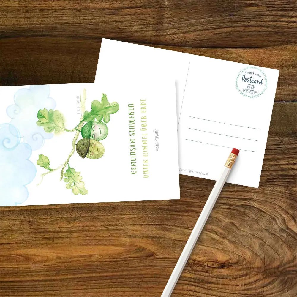 Postkarte Gemeinsam – Zwei Eicheln unter Himmel über Erde - Sunnywall - Individualität trifft Design