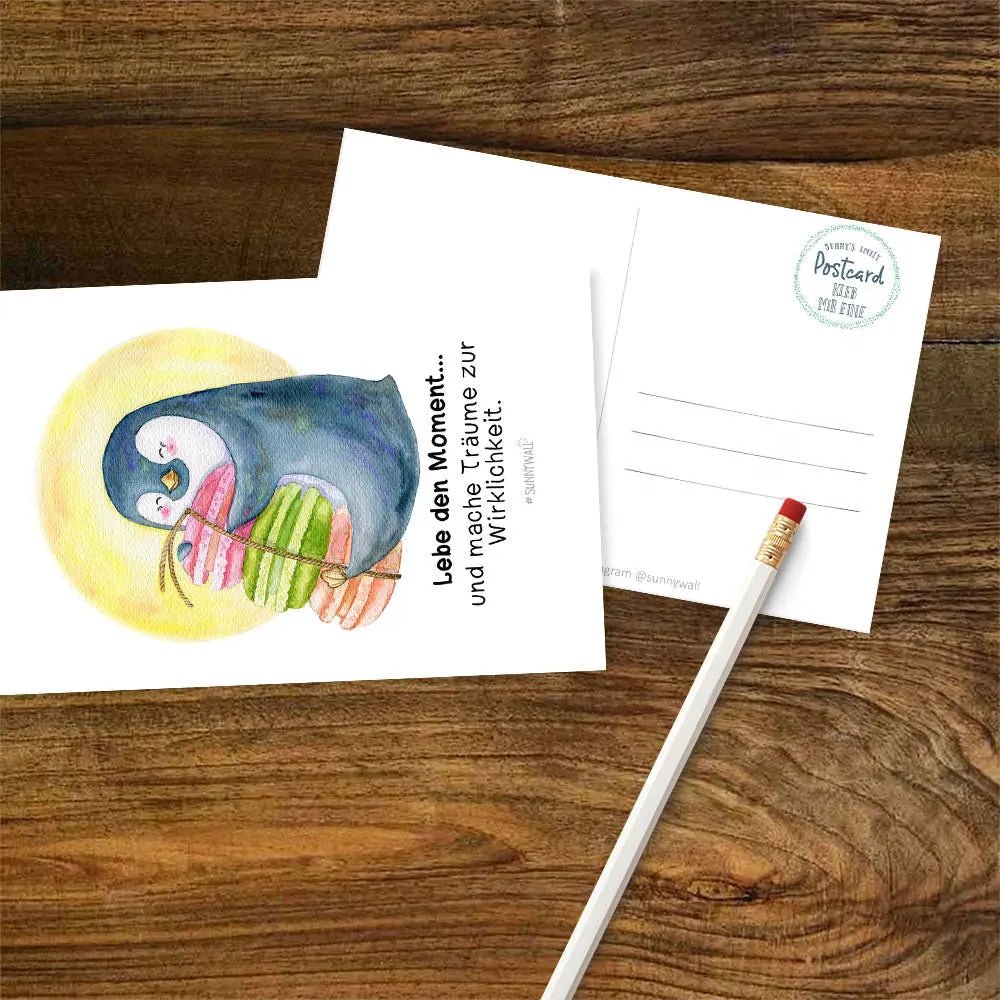 Postkarte Lebe den Moment – Pinguin mit Macarons und Sonnenstrahl - Sunnywall - Individualität trifft Design