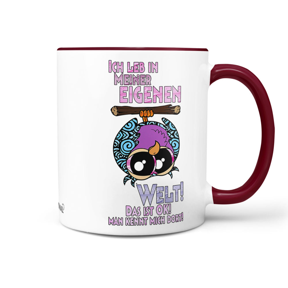 Tasse Eigene Welt – Lustige Eulen-Tasse mit Spruch „Man kennt mich dort“ – Rot - Sunnywall - Individualität trifft Design