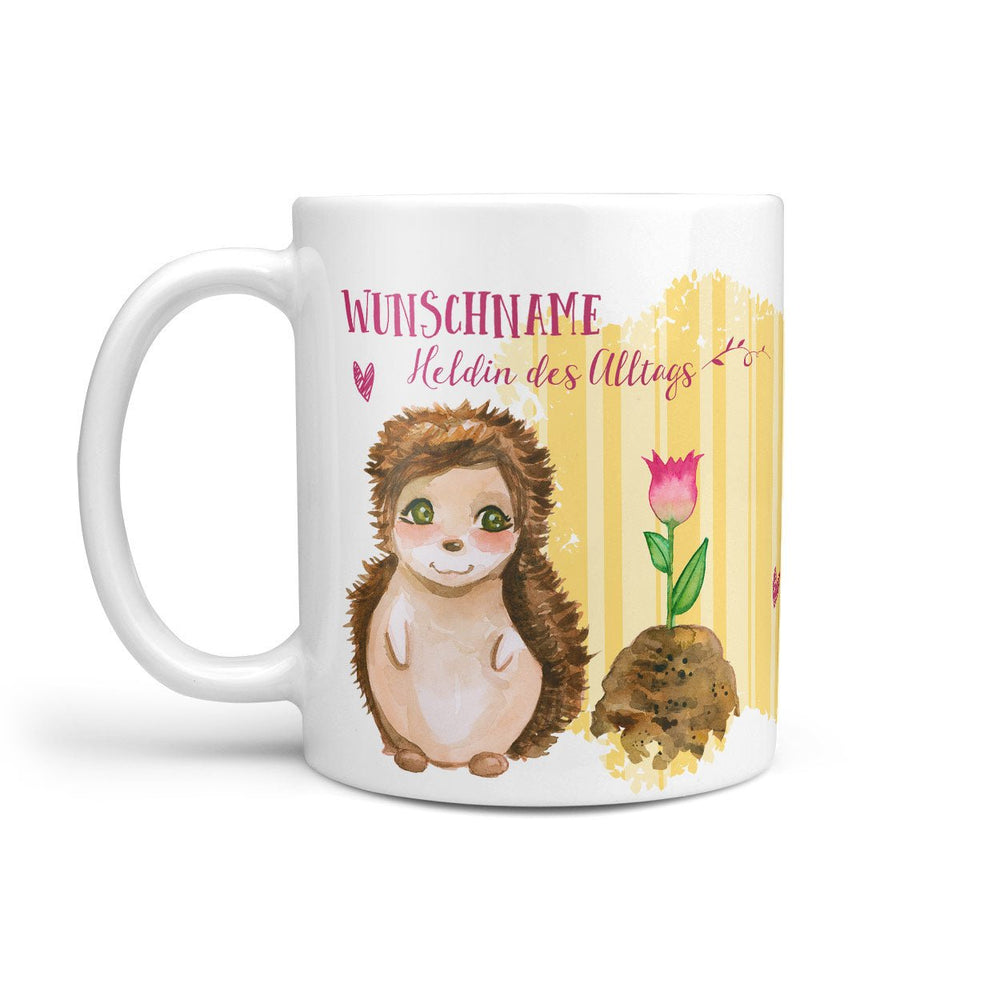 Tasse Heldin des Alltags – Igelin mit Wunschname auf gelbem Hintergrund - Sunnywall - Individualität trifft Design