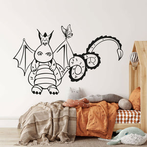 Wandtattoo Drache Kinderzimmer – Niedlicher Drache mit Schmetterling als Wanddeko - Sunnywall - Individualität trifft Design