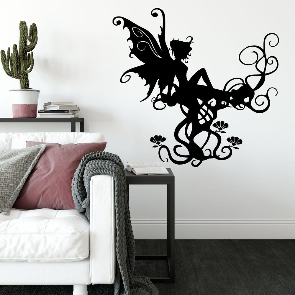 Wandtattoo Fee mit Flügeln – Magisches Motiv auf floralen Ranken - Sunnywall - Individualität trifft Design