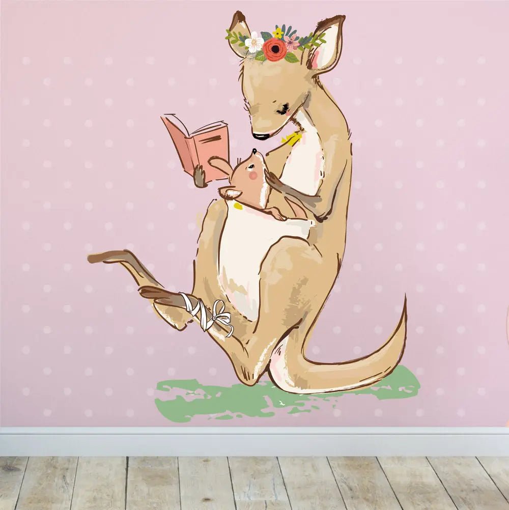 Wandtattoo Känguru Baby – Lesendes Känguru mit Baby für Kinderzimmer - Sunnywall - Individualität trifft Design