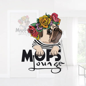Wandtattoo Mops Lounge – Niedlicher Mops mit Blumenkranz als Tür- oder Wandaufkleber - Sunnywall - Individualität trifft Design