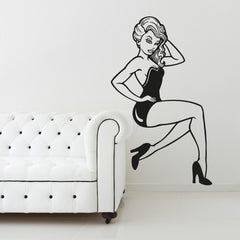 Wandtattoo Pin Up Girl Sitzend Retro Style – Elegante Wanddeko mit Vintage Flair - Sunnywall - Individualität trifft Design