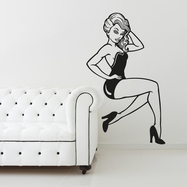 Wandtattoo Pin Up Girl Sitzend Retro Style – Elegante Wanddeko mit Vintage Flair - Sunnywall - Individualität trifft Design