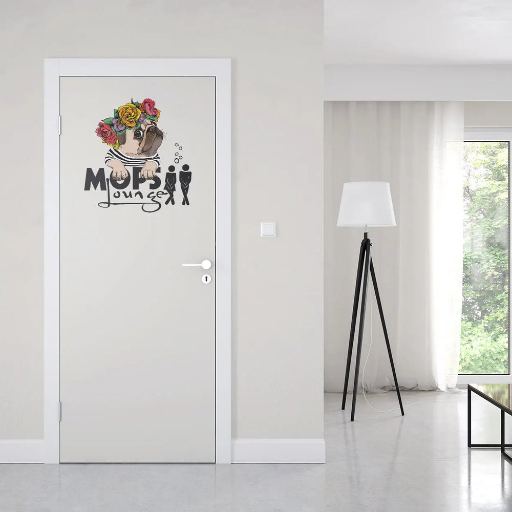 Wandtattoo Pipi Lounge Mops – Lustiger WC-Aufkleber mit Blumenkranz - Sunnywall - Individualität trifft Design