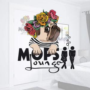 Wandtattoo Pipi Lounge Mops – Lustiger WC-Aufkleber mit Blumenkranz - Sunnywall - Individualität trifft Design