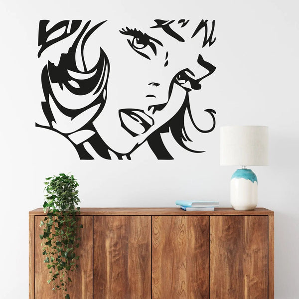 Wandtattoo Pop Art Frau – Ausdrucksstarkes Gesicht im Comic-Stil - Sunnywall - Individualität trifft Design