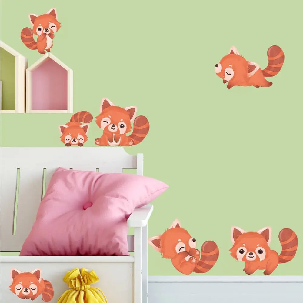 Wandtattoo Roter Panda Kinderzimmer – süßer Kletterfreund mit Herz - Sunnywall - Individualität trifft Design