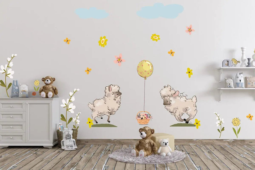Wandtattoo Schaf Kinderzimmer – Verspieltes Lamm auf bunter Blumenwiese - Sunnywall - Individualität trifft Design
