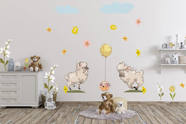 Wandtattoo Schaf Kinderzimmer – Verspieltes Lamm auf bunter Blumenwiese - Sunnywall - Individualität trifft Design