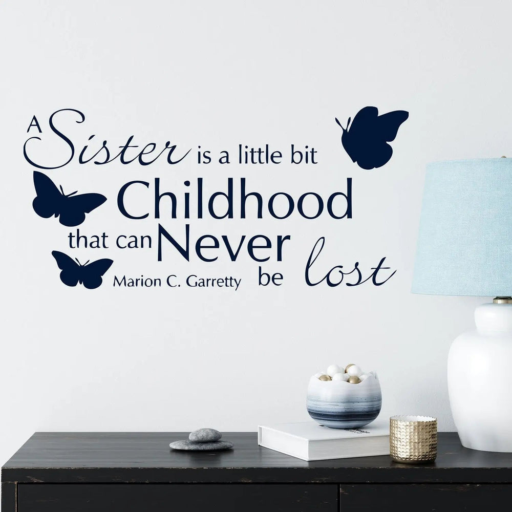 Wandtattoo Sister Spruch – A Sister is a little bit Childhood that can Never be Lost - Sunnywall - Individualität trifft Design